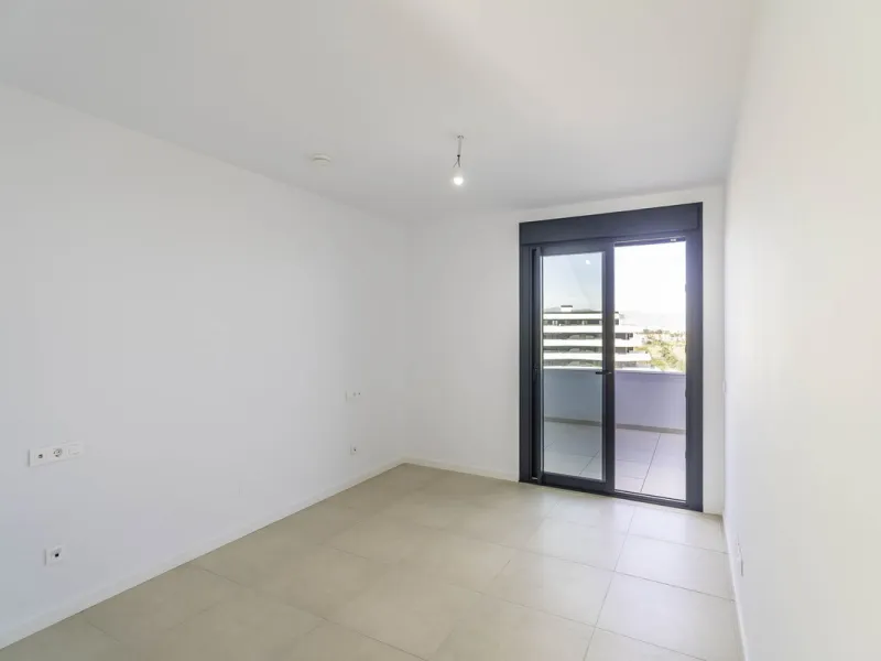 Discover this stunning luxury penthouse, located in an exclusive gated community, offering panoramic sea and mountain views. This property is the perfect retreat for those seeking comfort and elegance in a privileged setting.