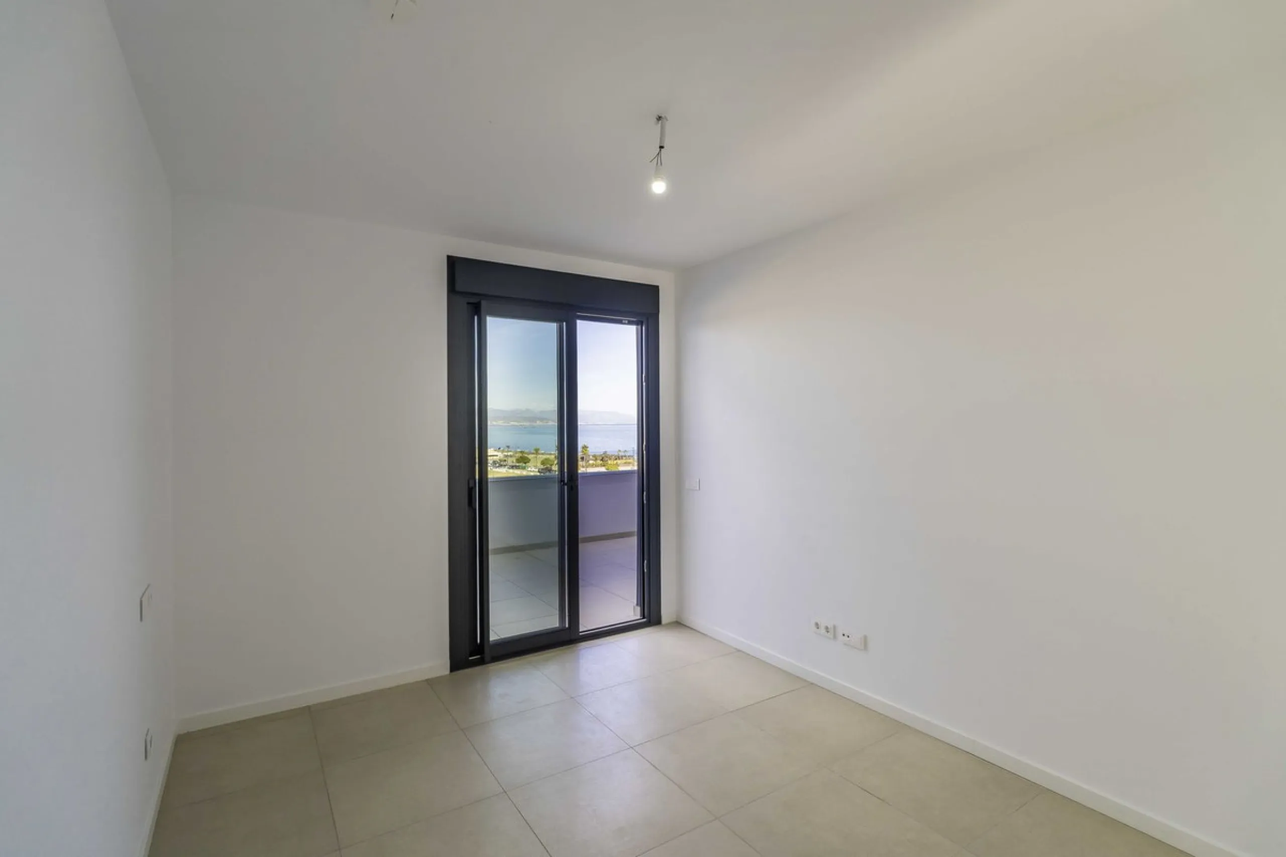 Discover this stunning luxury penthouse, located in an exclusive gated community, offering panoramic sea and mountain views. This property is the perfect retreat for those seeking comfort and elegance in a privileged setting.