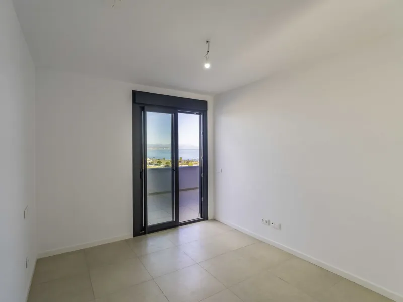 Discover this stunning luxury penthouse, located in an exclusive gated community, offering panoramic sea and mountain views. This property is the perfect retreat for those seeking comfort and elegance in a privileged setting.