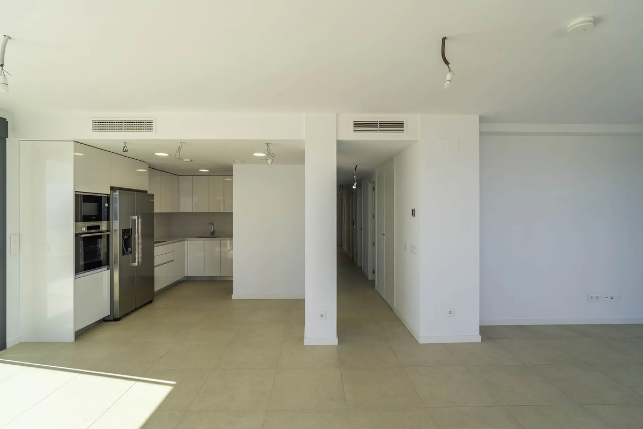 Discover this stunning luxury penthouse, located in an exclusive gated community, offering panoramic sea and mountain views. This property is the perfect retreat for those seeking comfort and elegance in a privileged setting.