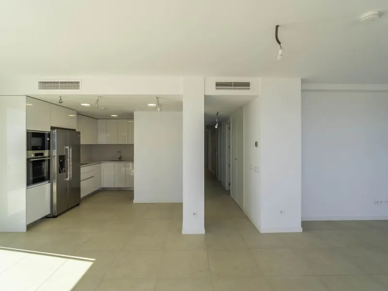 Discover this stunning luxury penthouse, located in an exclusive gated community, offering panoramic sea and mountain views. This property is the perfect retreat for those seeking comfort and elegance in a privileged setting.