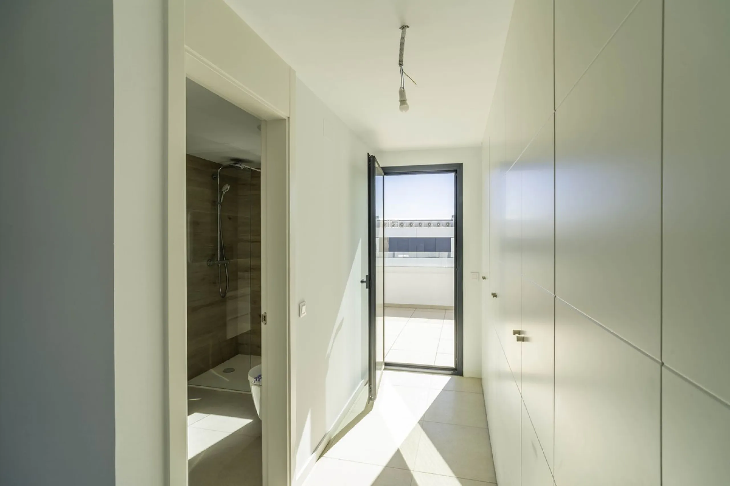 Discover this stunning luxury penthouse, located in an exclusive gated community, offering panoramic sea and mountain views. This property is the perfect retreat for those seeking comfort and elegance in a privileged setting.