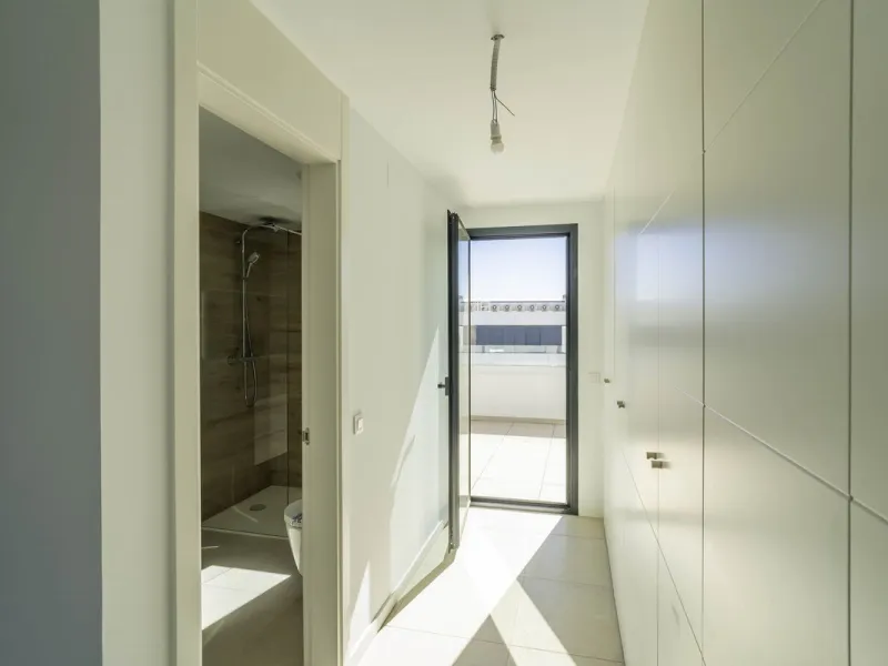 Discover this stunning luxury penthouse, located in an exclusive gated community, offering panoramic sea and mountain views. This property is the perfect retreat for those seeking comfort and elegance in a privileged setting.