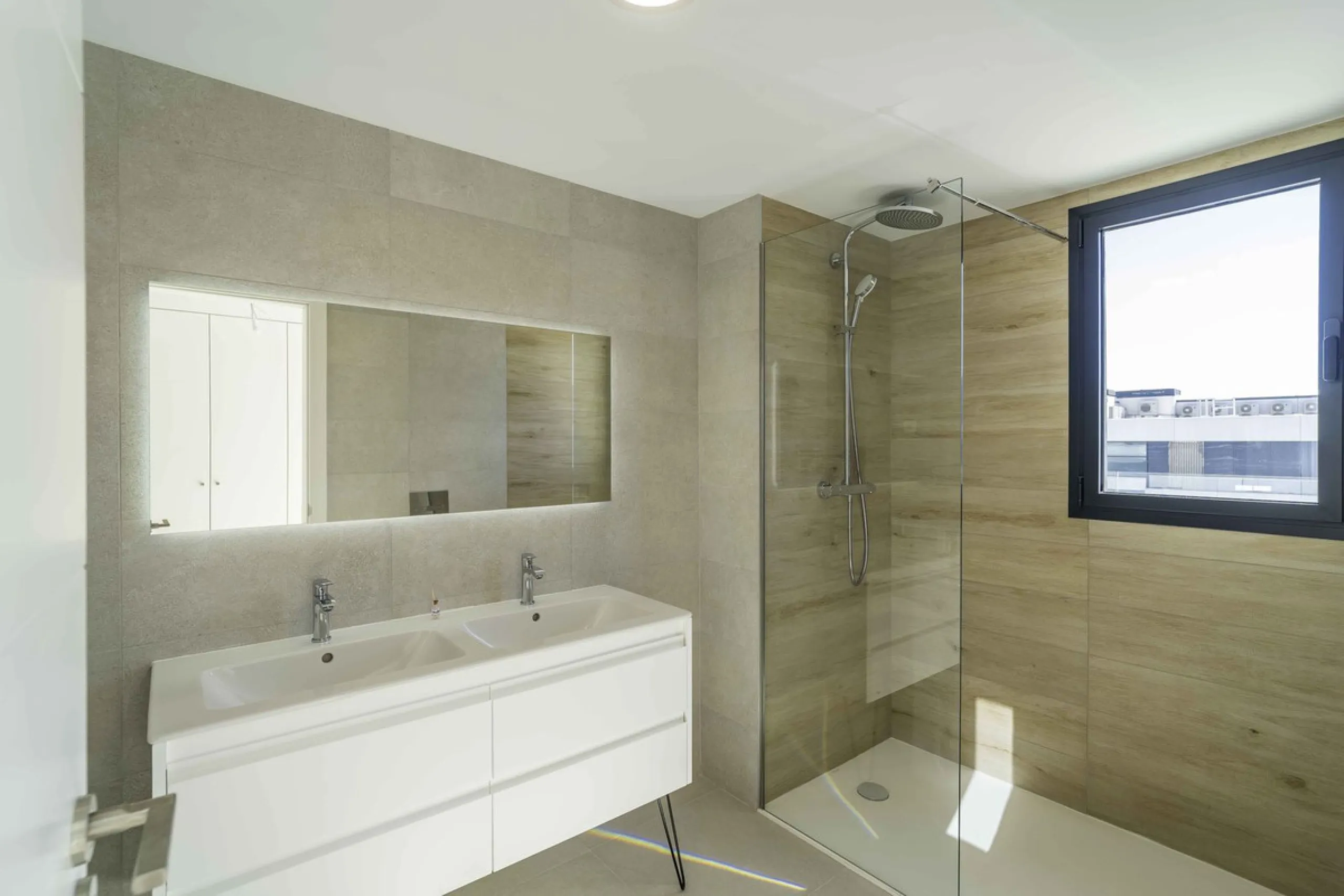 Discover this stunning luxury penthouse, located in an exclusive gated community, offering panoramic sea and mountain views. This property is the perfect retreat for those seeking comfort and elegance in a privileged setting.