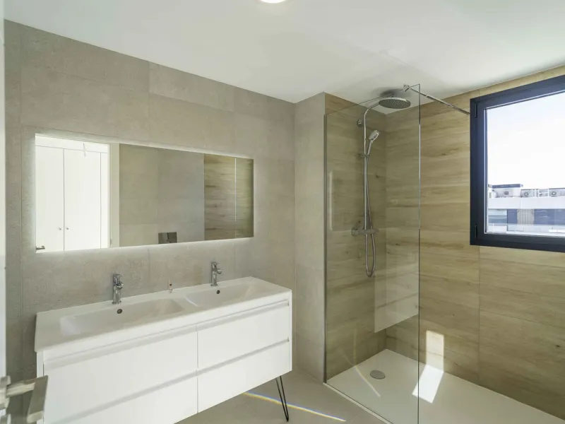 Discover this stunning luxury penthouse, located in an exclusive gated community, offering panoramic sea and mountain views. This property is the perfect retreat for those seeking comfort and elegance in a privileged setting.