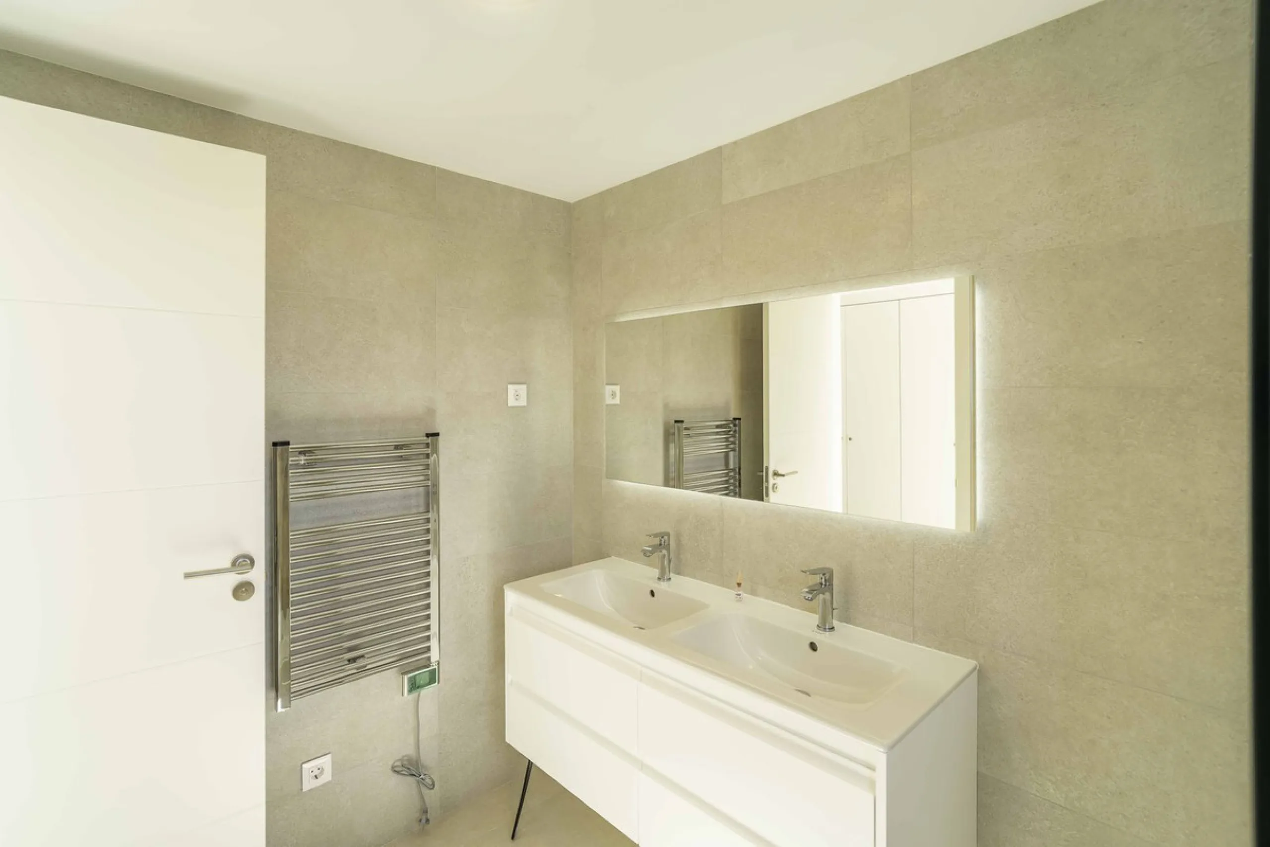 Discover this stunning luxury penthouse, located in an exclusive gated community, offering panoramic sea and mountain views. This property is the perfect retreat for those seeking comfort and elegance in a privileged setting.
