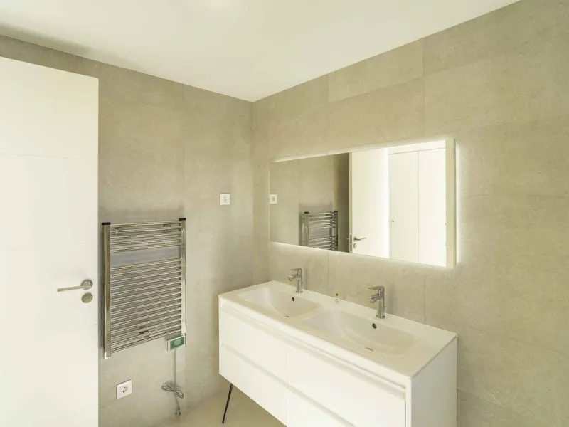 Discover this stunning luxury penthouse, located in an exclusive gated community, offering panoramic sea and mountain views. This property is the perfect retreat for those seeking comfort and elegance in a privileged setting.
