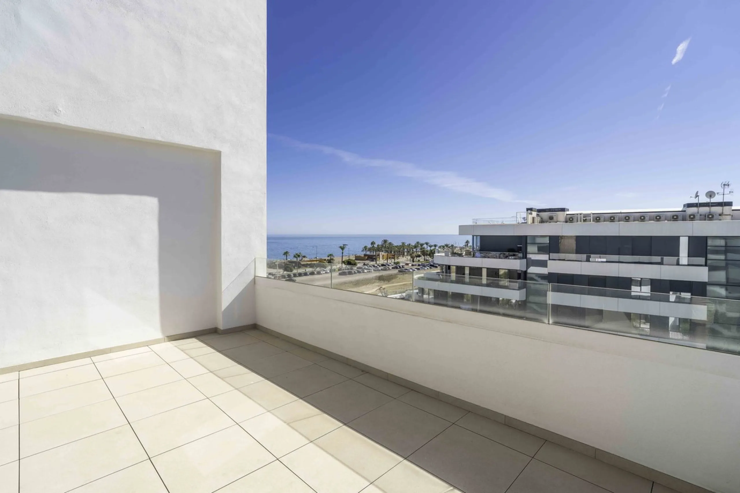 Discover this stunning luxury penthouse, located in an exclusive gated community, offering panoramic sea and mountain views. This property is the perfect retreat for those seeking comfort and elegance in a privileged setting.