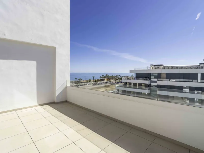 Discover this stunning luxury penthouse, located in an exclusive gated community, offering panoramic sea and mountain views. This property is the perfect retreat for those seeking comfort and elegance in a privileged setting.
