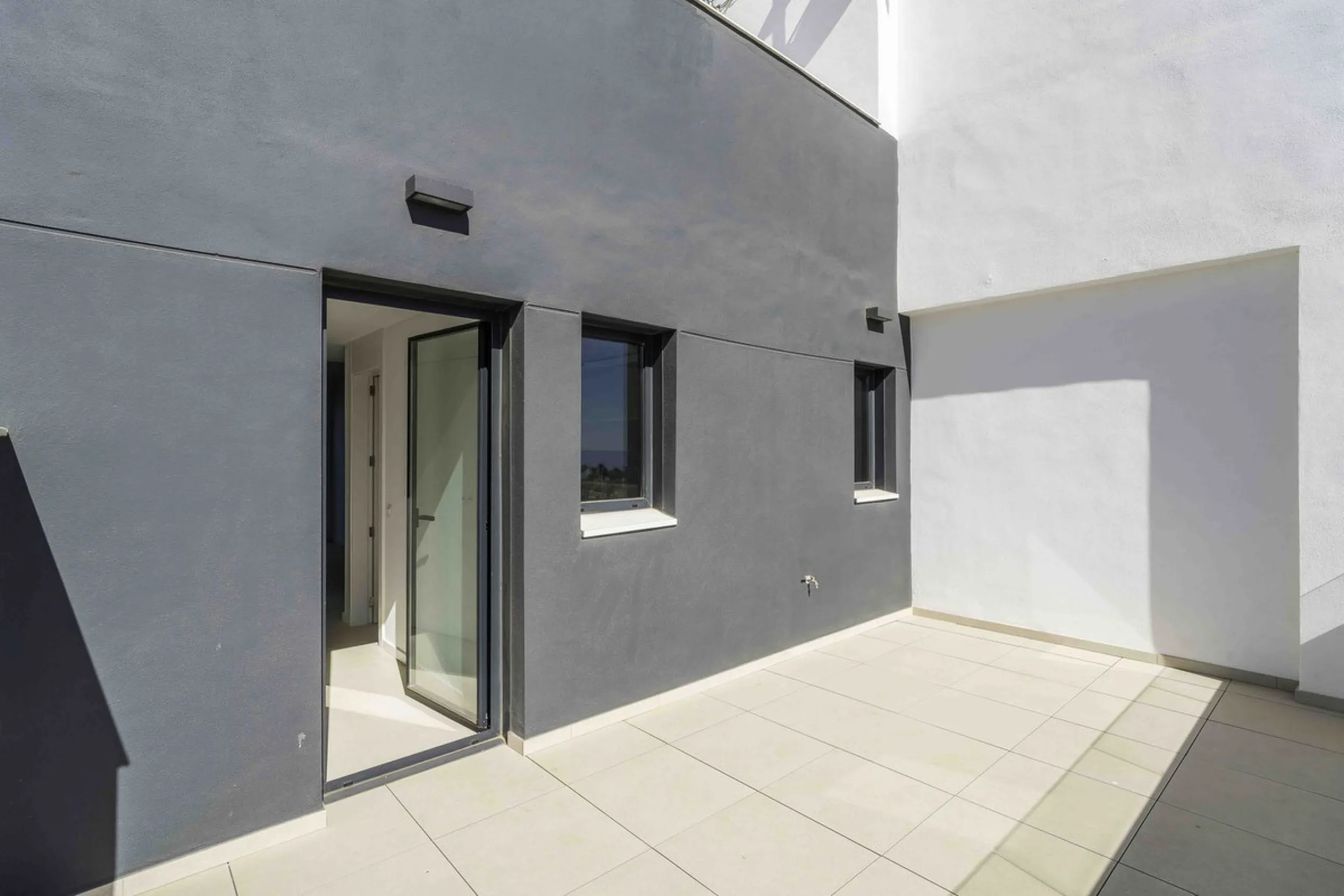 Discover this stunning luxury penthouse, located in an exclusive gated community, offering panoramic sea and mountain views. This property is the perfect retreat for those seeking comfort and elegance in a privileged setting.