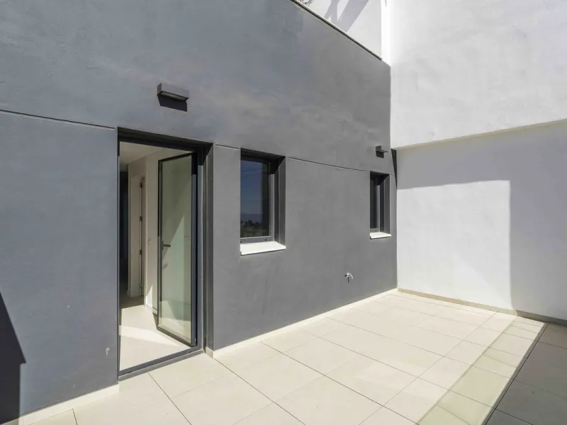 Discover this stunning luxury penthouse, located in an exclusive gated community, offering panoramic sea and mountain views. This property is the perfect retreat for those seeking comfort and elegance in a privileged setting.