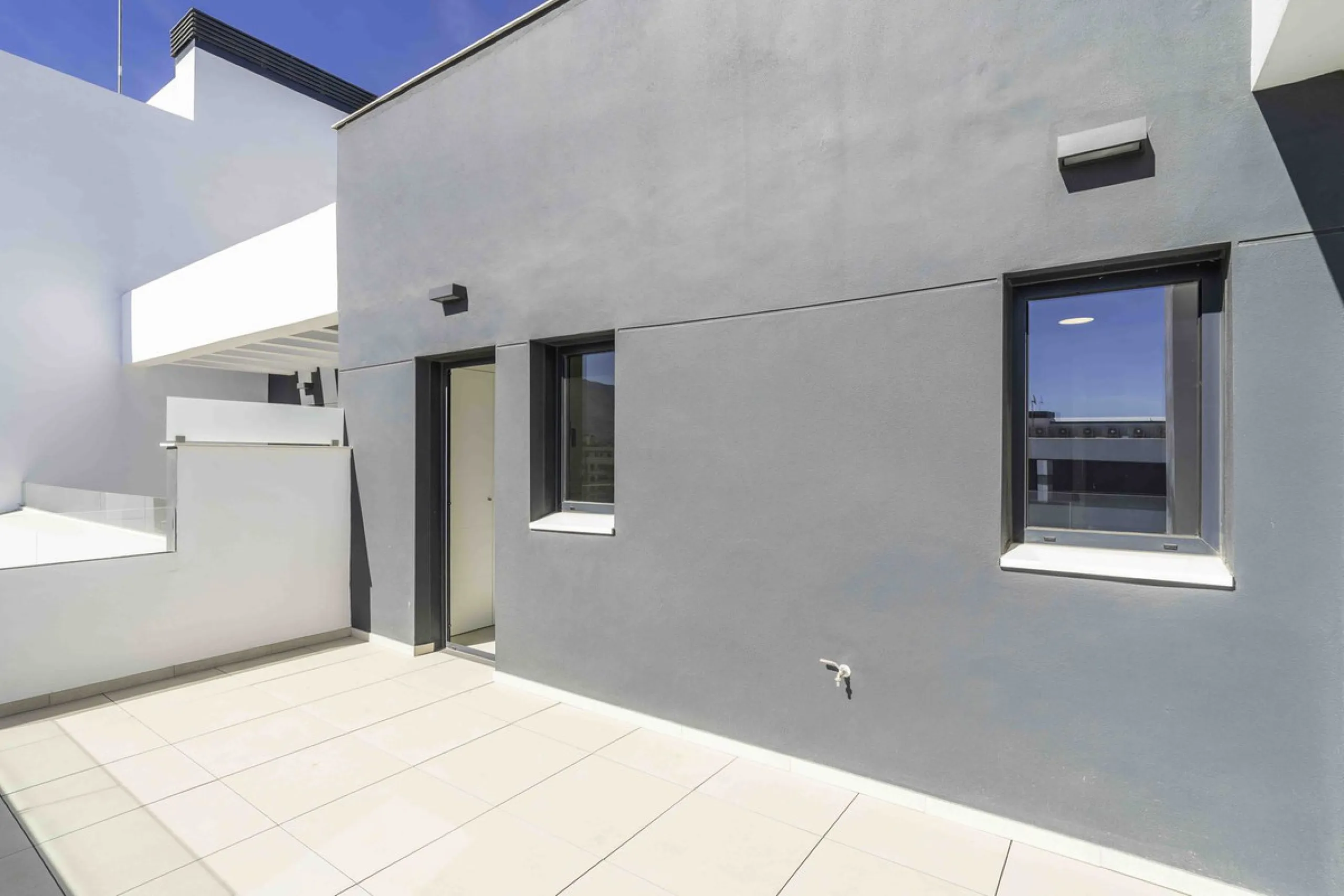 Discover this stunning luxury penthouse, located in an exclusive gated community, offering panoramic sea and mountain views. This property is the perfect retreat for those seeking comfort and elegance in a privileged setting.