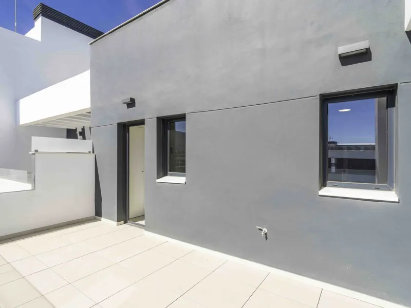 Discover this stunning luxury penthouse, located in an exclusive gated community, offering panoramic sea and mountain views. This property is the perfect retreat for those seeking comfort and elegance in a privileged setting.