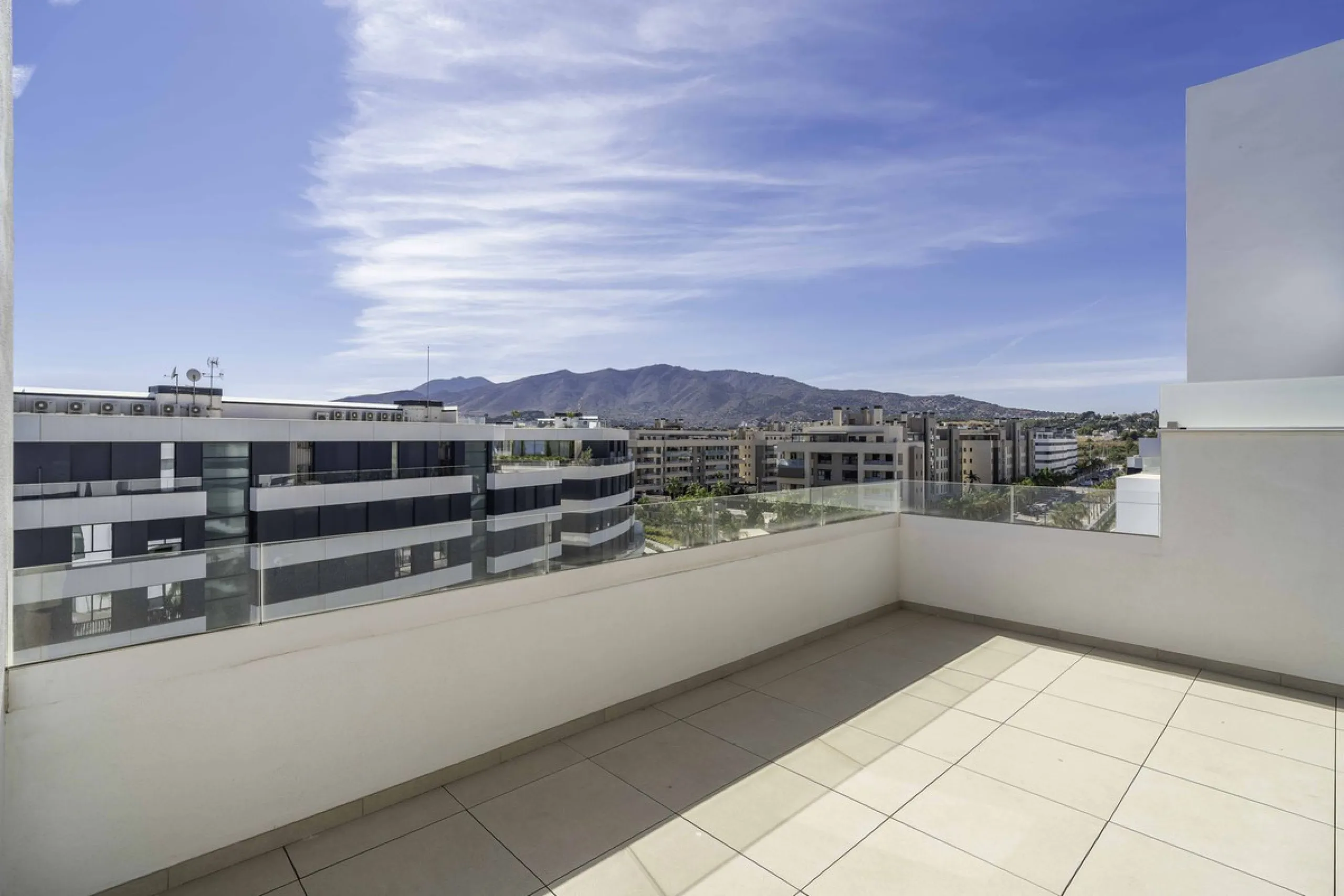 Discover this stunning luxury penthouse, located in an exclusive gated community, offering panoramic sea and mountain views. This property is the perfect retreat for those seeking comfort and elegance in a privileged setting.