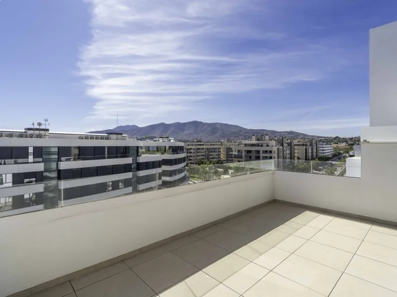 Discover this stunning luxury penthouse, located in an exclusive gated community, offering panoramic sea and mountain views. This property is the perfect retreat for those seeking comfort and elegance in a privileged setting.