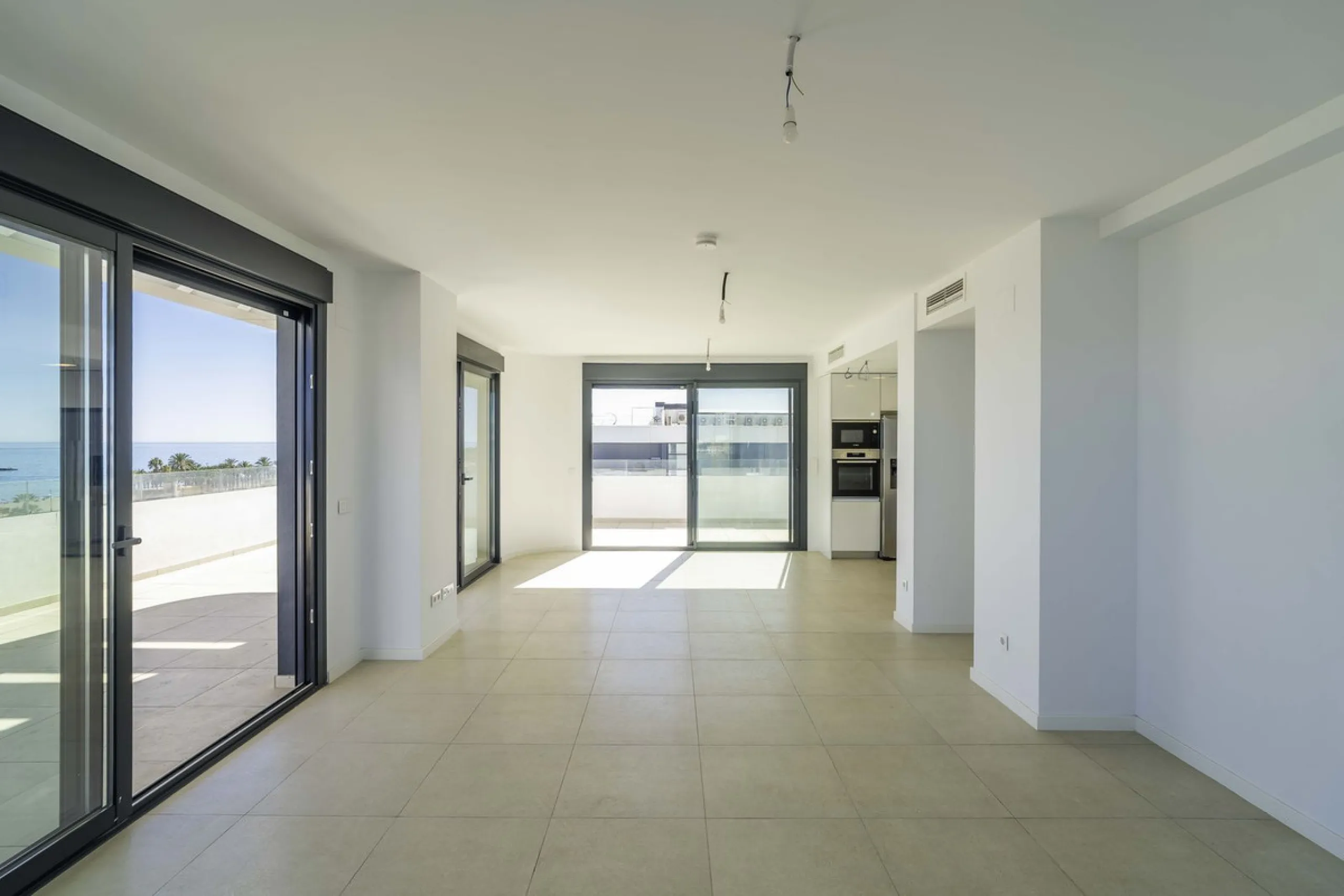 Discover this stunning luxury penthouse, located in an exclusive gated community, offering panoramic sea and mountain views. This property is the perfect retreat for those seeking comfort and elegance in a privileged setting.