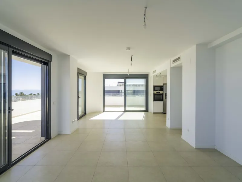 Discover this stunning luxury penthouse, located in an exclusive gated community, offering panoramic sea and mountain views. This property is the perfect retreat for those seeking comfort and elegance in a privileged setting.