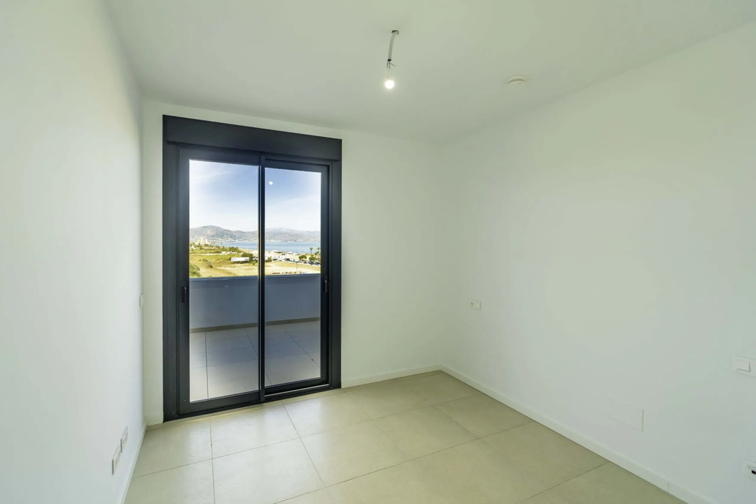 Discover this stunning luxury penthouse, located in an exclusive gated community, offering panoramic sea and mountain views. This property is the perfect retreat for those seeking comfort and elegance in a privileged setting.