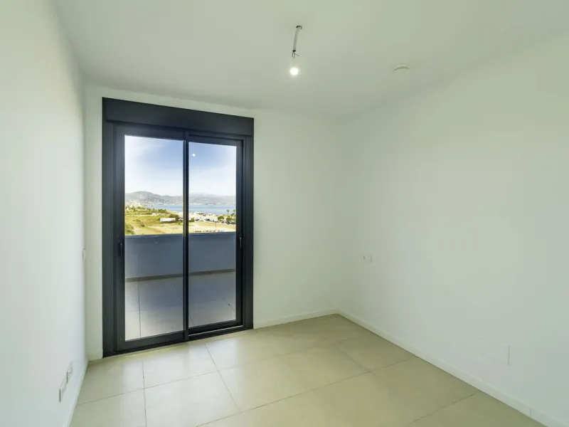 Discover this stunning luxury penthouse, located in an exclusive gated community, offering panoramic sea and mountain views. This property is the perfect retreat for those seeking comfort and elegance in a privileged setting.