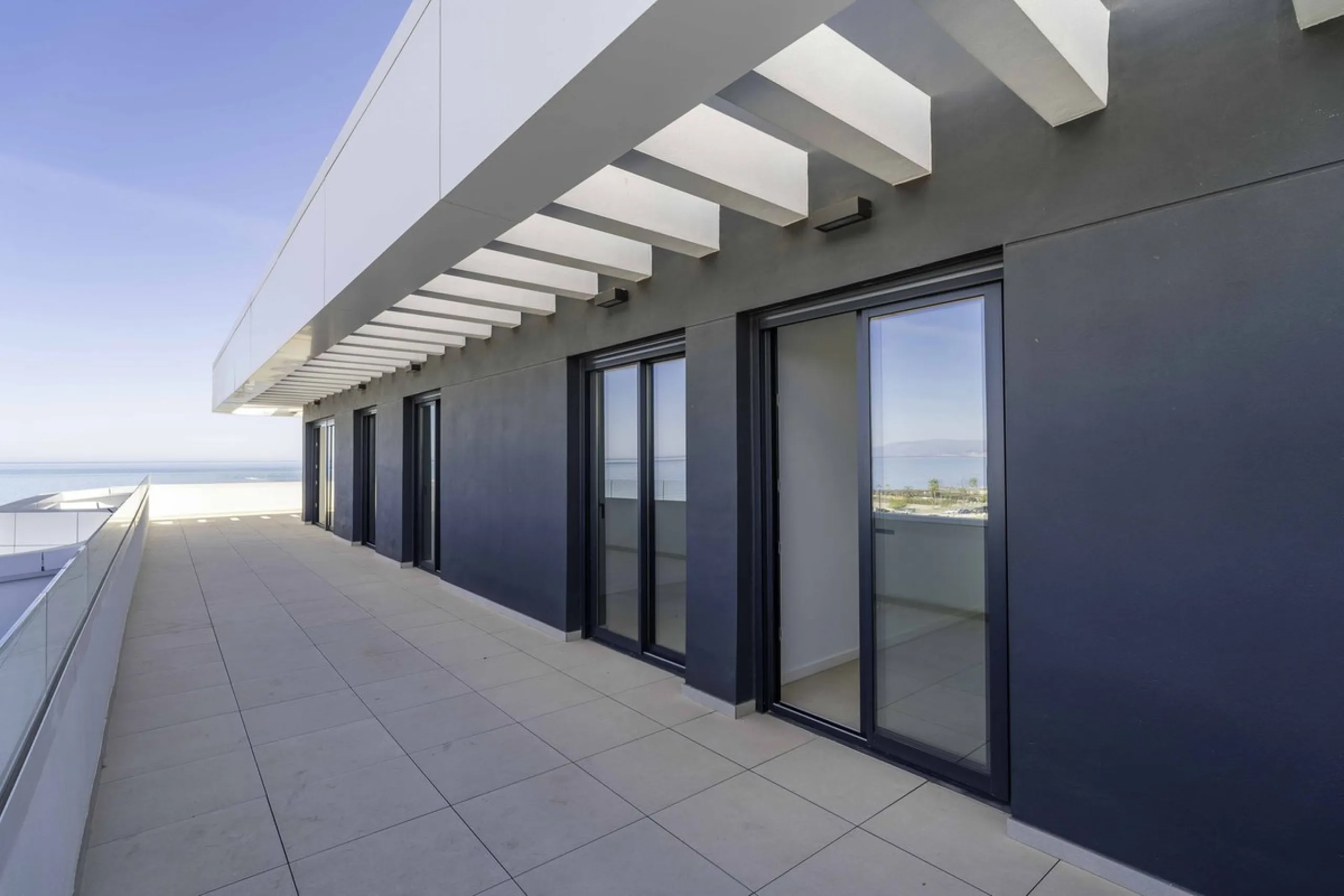 Discover this stunning luxury penthouse, located in an exclusive gated community, offering panoramic sea and mountain views. This property is the perfect retreat for those seeking comfort and elegance in a privileged setting.