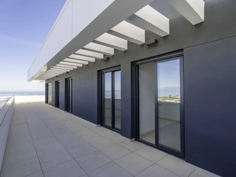 Discover this stunning luxury penthouse, located in an exclusive gated community, offering panoramic sea and mountain views. This property is the perfect retreat for those seeking comfort and elegance in a privileged setting.