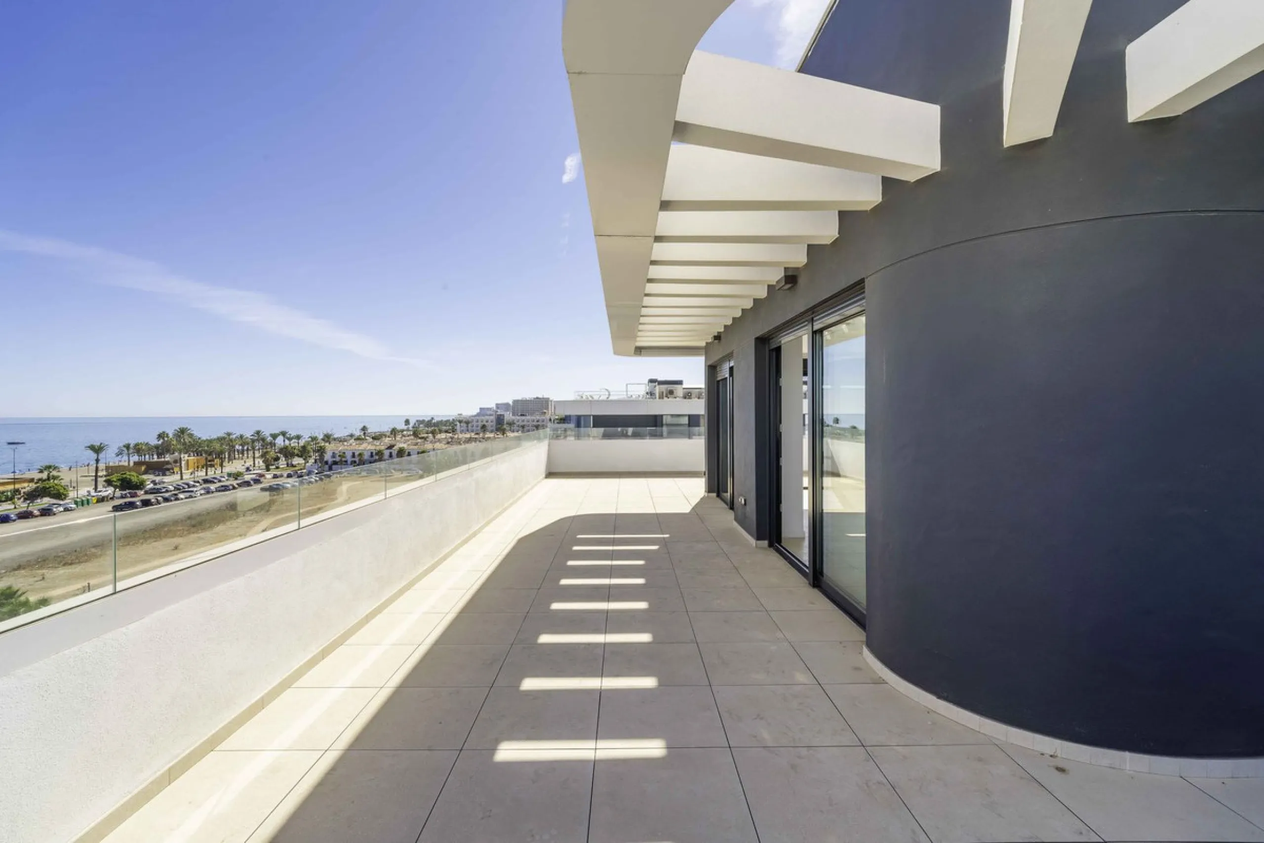 Discover this stunning luxury penthouse, located in an exclusive gated community, offering panoramic sea and mountain views. This property is the perfect retreat for those seeking comfort and elegance in a privileged setting.