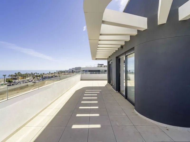 Discover this stunning luxury penthouse, located in an exclusive gated community, offering panoramic sea and mountain views. This property is the perfect retreat for those seeking comfort and elegance in a privileged setting.