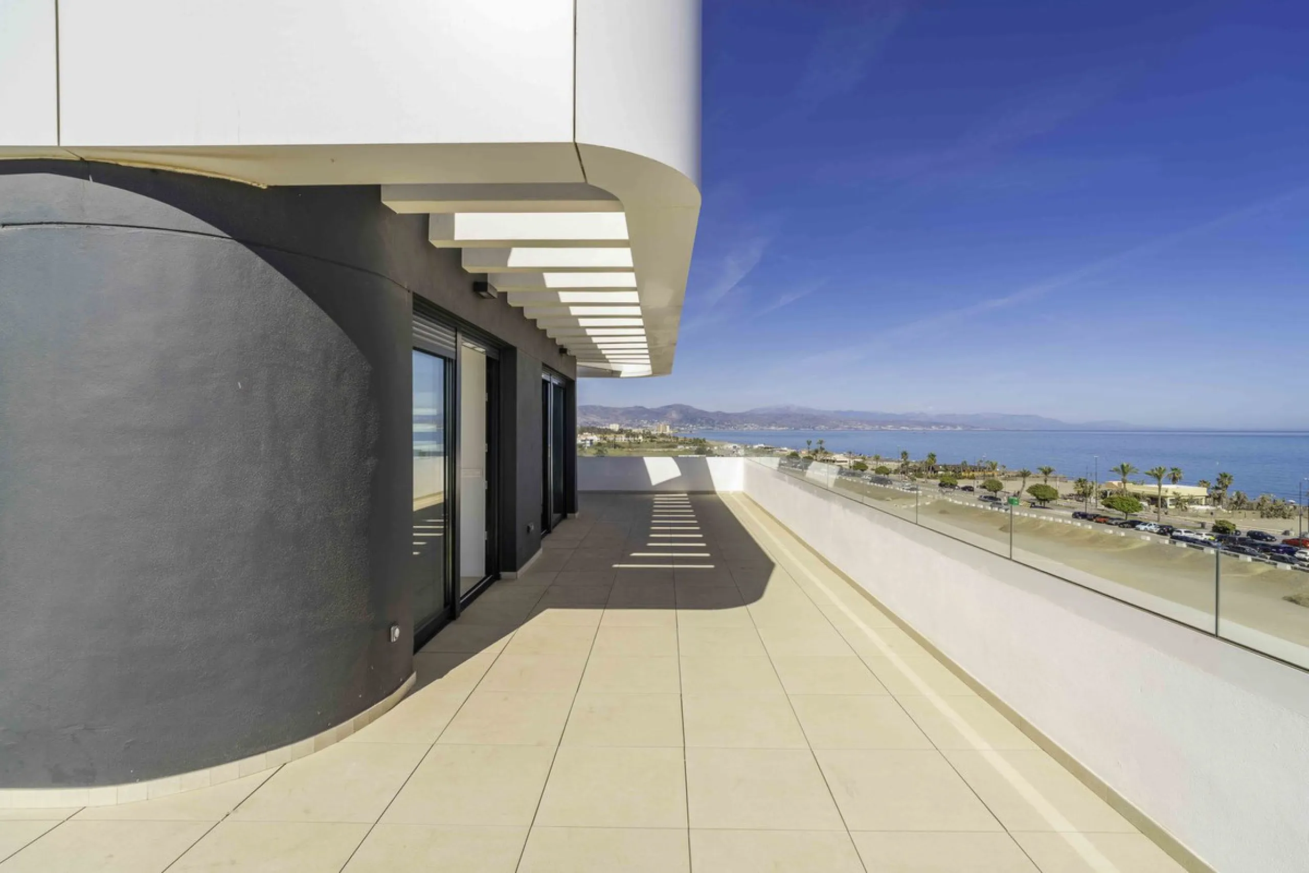 Discover this stunning luxury penthouse, located in an exclusive gated community, offering panoramic sea and mountain views. This property is the perfect retreat for those seeking comfort and elegance in a privileged setting.