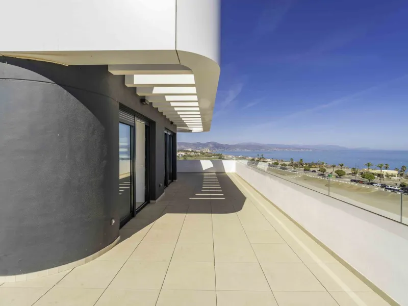 Discover this stunning luxury penthouse, located in an exclusive gated community, offering panoramic sea and mountain views. This property is the perfect retreat for those seeking comfort and elegance in a privileged setting.