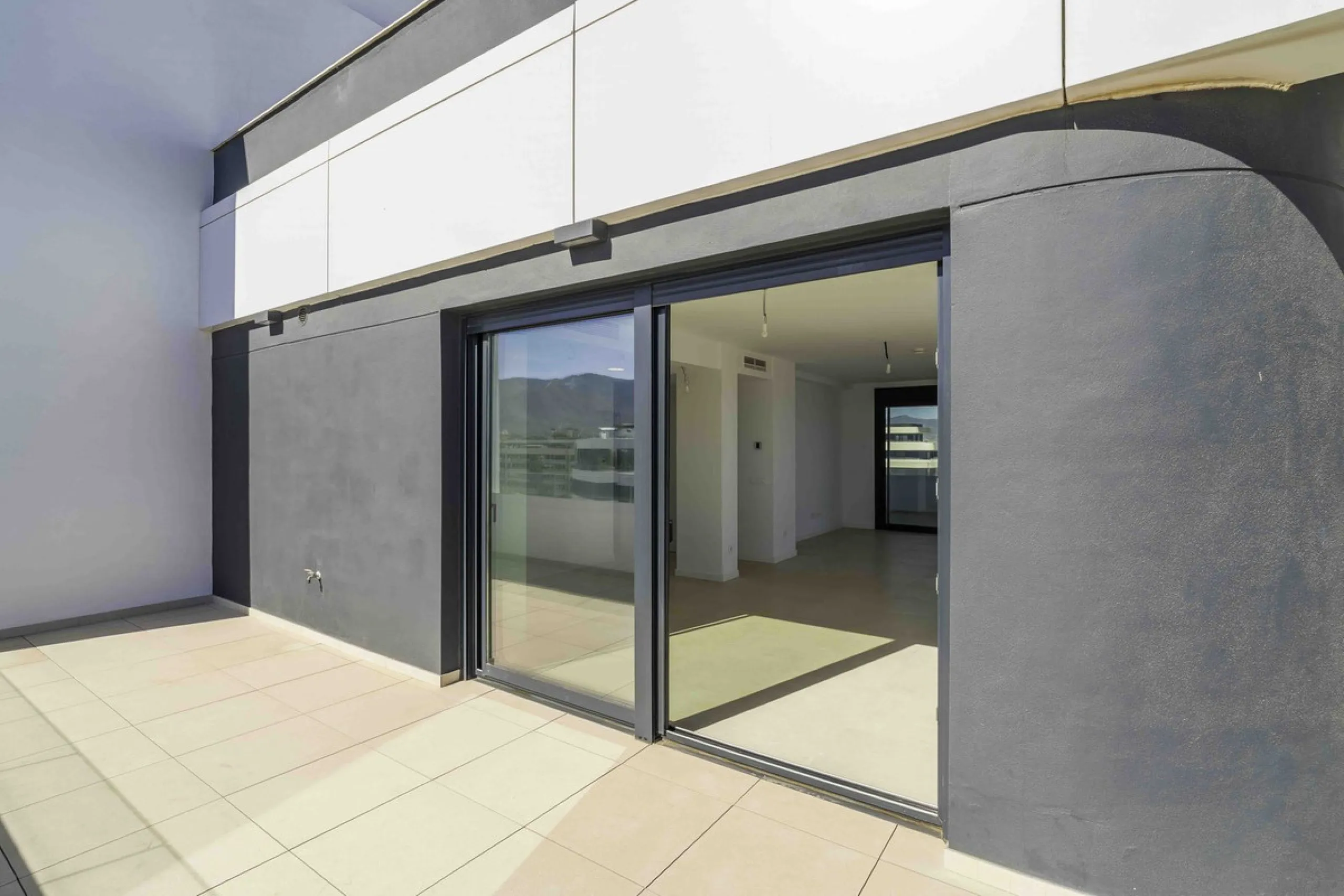 Discover this stunning luxury penthouse, located in an exclusive gated community, offering panoramic sea and mountain views. This property is the perfect retreat for those seeking comfort and elegance in a privileged setting.
