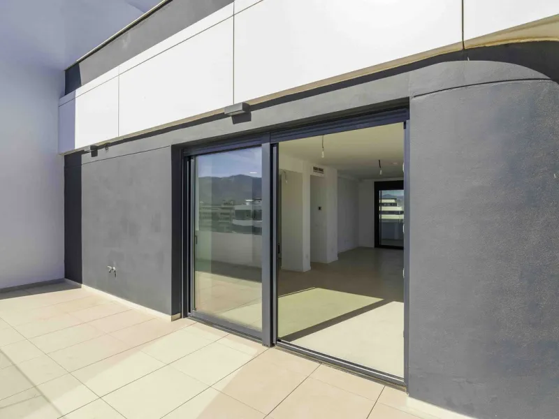 Discover this stunning luxury penthouse, located in an exclusive gated community, offering panoramic sea and mountain views. This property is the perfect retreat for those seeking comfort and elegance in a privileged setting.