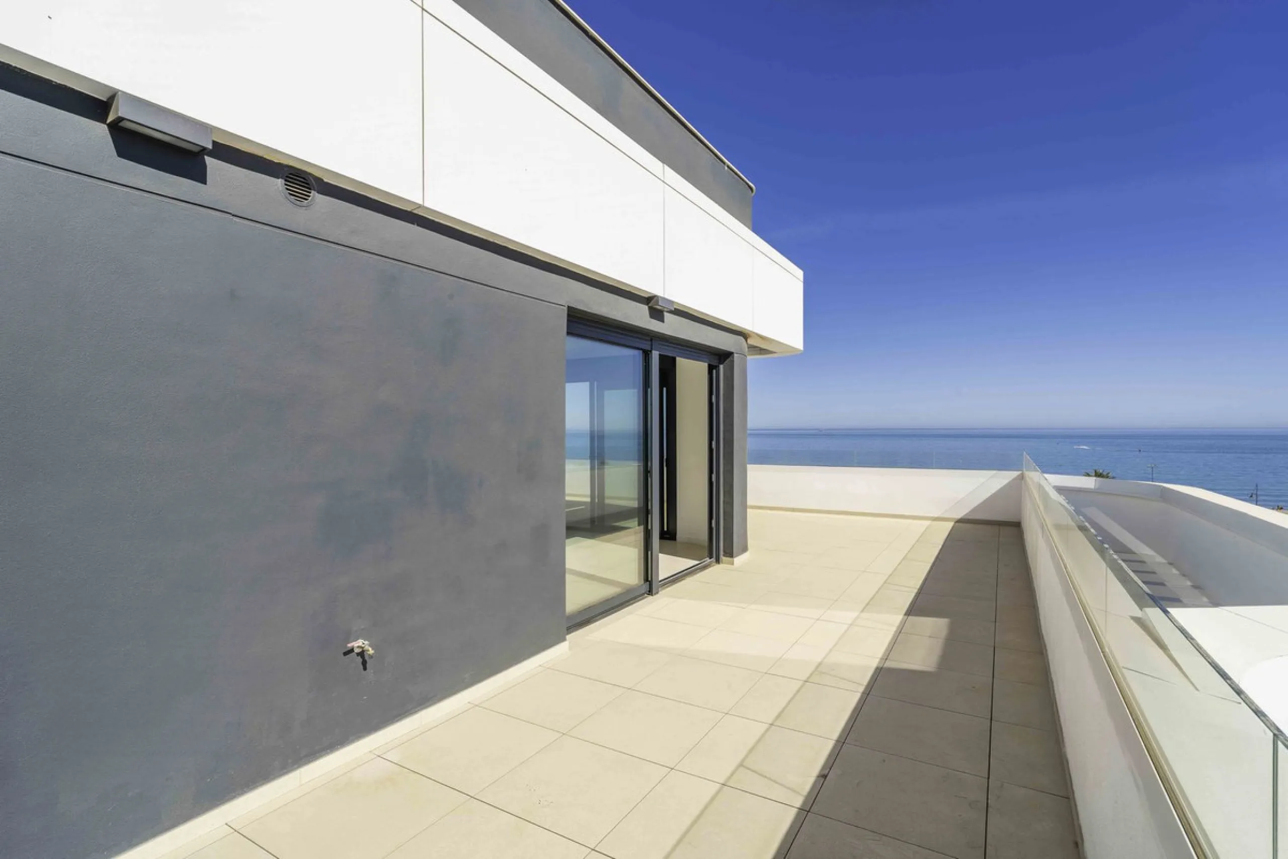 Discover this stunning luxury penthouse, located in an exclusive gated community, offering panoramic sea and mountain views. This property is the perfect retreat for those seeking comfort and elegance in a privileged setting.
