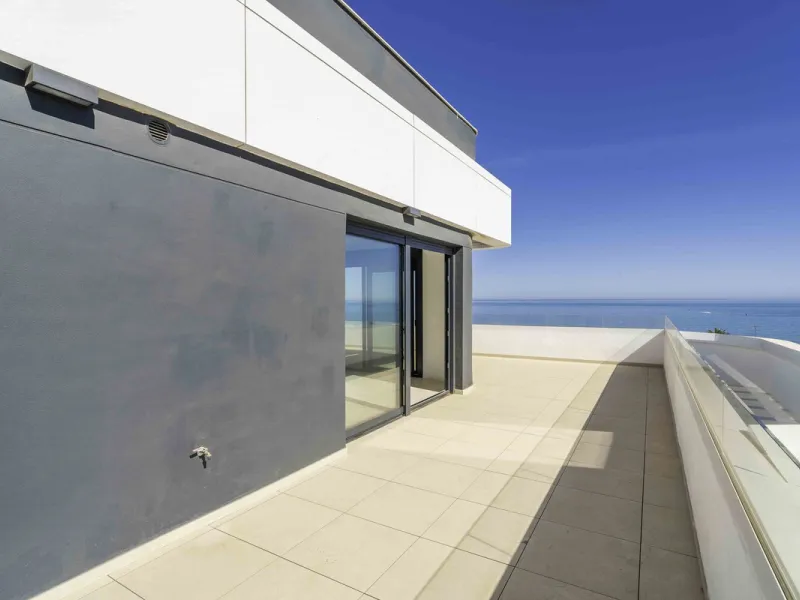 Discover this stunning luxury penthouse, located in an exclusive gated community, offering panoramic sea and mountain views. This property is the perfect retreat for those seeking comfort and elegance in a privileged setting.