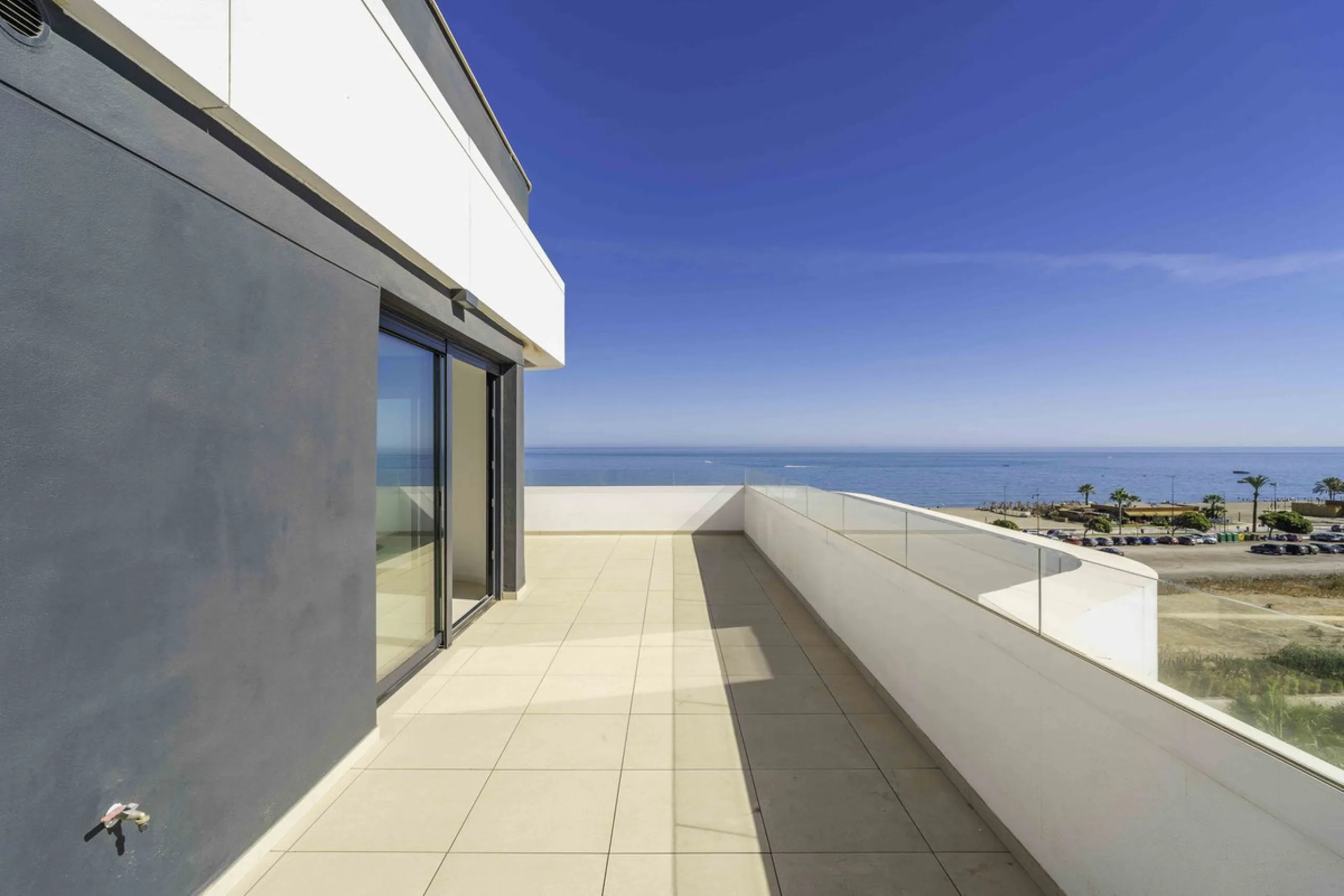 Discover this stunning luxury penthouse, located in an exclusive gated community, offering panoramic sea and mountain views. This property is the perfect retreat for those seeking comfort and elegance in a privileged setting.