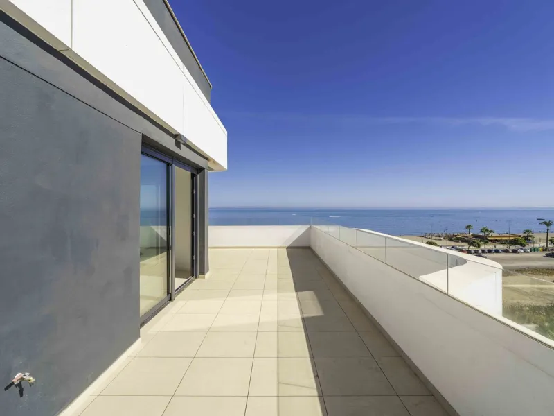 Discover this stunning luxury penthouse, located in an exclusive gated community, offering panoramic sea and mountain views. This property is the perfect retreat for those seeking comfort and elegance in a privileged setting.