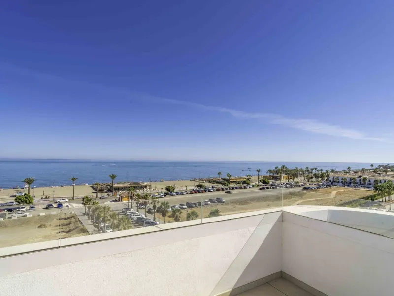 Discover this stunning luxury penthouse, located in an exclusive gated community, offering panoramic sea and mountain views. This property is the perfect retreat for those seeking comfort and elegance in a privileged setting.
