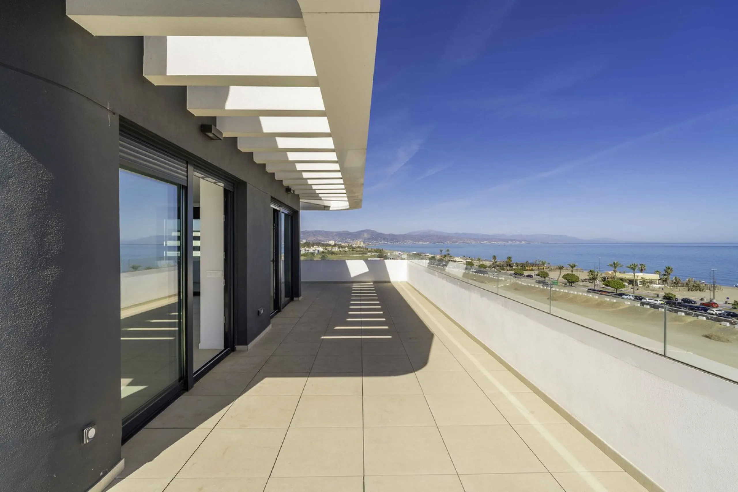 Discover this stunning luxury penthouse, located in an exclusive gated community, offering panoramic sea and mountain views. This property is the perfect retreat for those seeking comfort and elegance in a privileged setting.