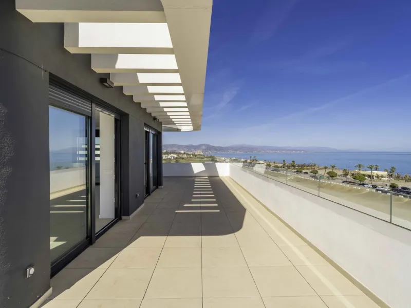Discover this stunning luxury penthouse, located in an exclusive gated community, offering panoramic sea and mountain views. This property is the perfect retreat for those seeking comfort and elegance in a privileged setting.