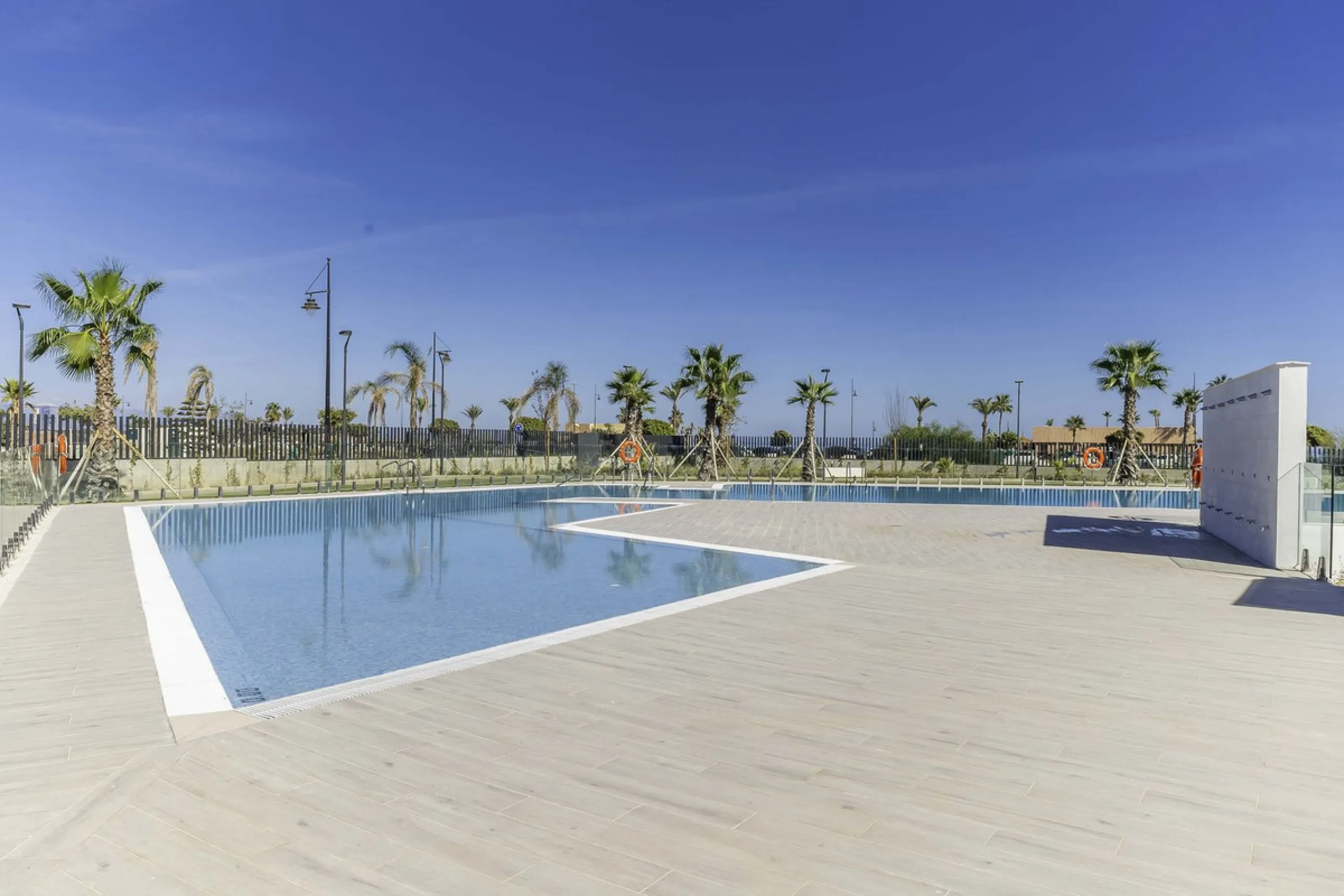 Discover this stunning luxury penthouse, located in an exclusive gated community, offering panoramic sea and mountain views. This property is the perfect retreat for those seeking comfort and elegance in a privileged setting.