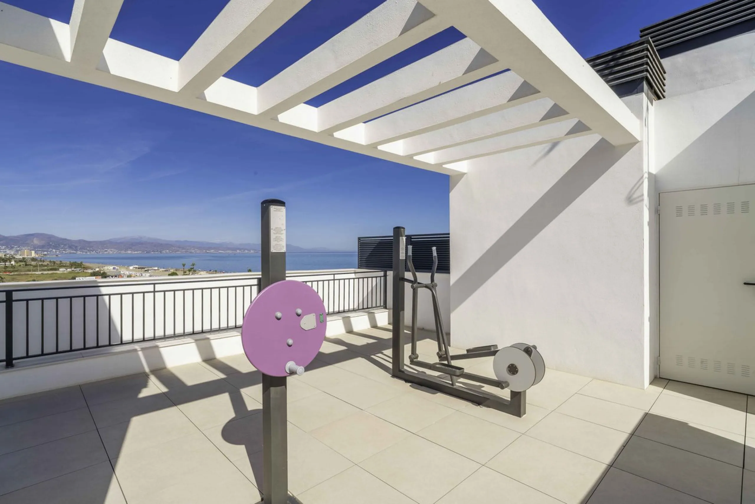 Discover this stunning luxury penthouse, located in an exclusive gated community, offering panoramic sea and mountain views. This property is the perfect retreat for those seeking comfort and elegance in a privileged setting.