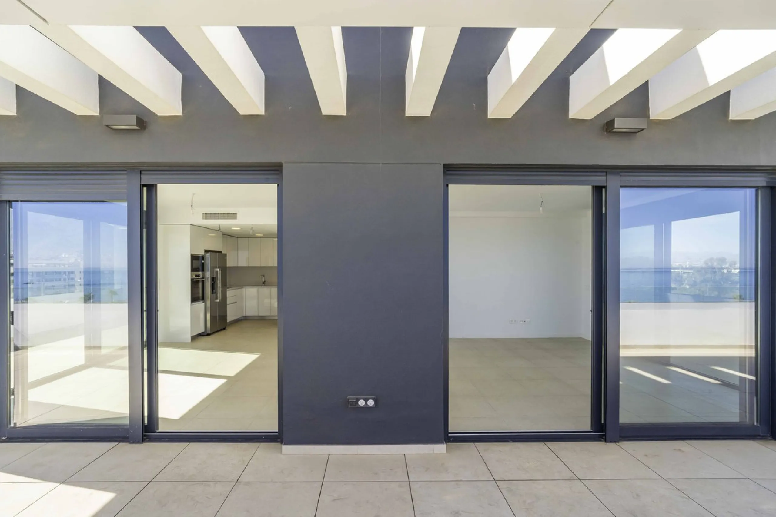 Discover this stunning luxury penthouse, located in an exclusive gated community, offering panoramic sea and mountain views. This property is the perfect retreat for those seeking comfort and elegance in a privileged setting.