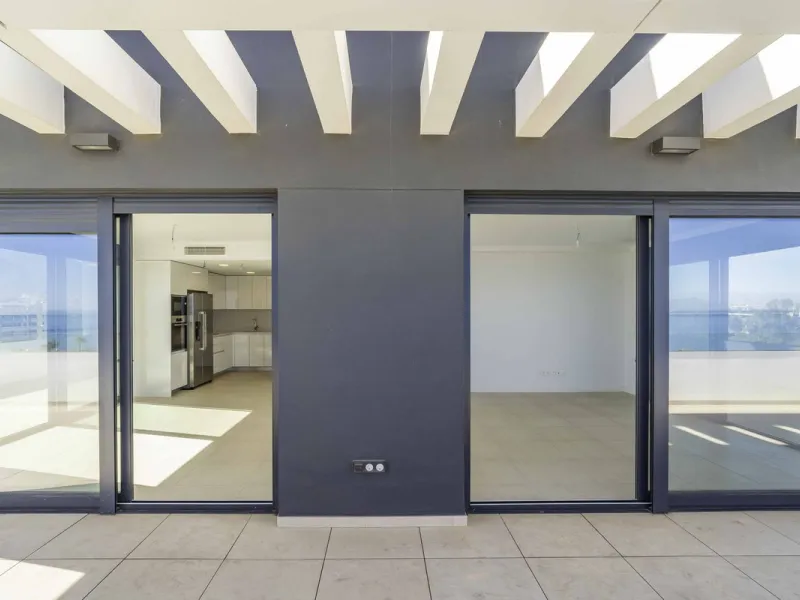Discover this stunning luxury penthouse, located in an exclusive gated community, offering panoramic sea and mountain views. This property is the perfect retreat for those seeking comfort and elegance in a privileged setting.