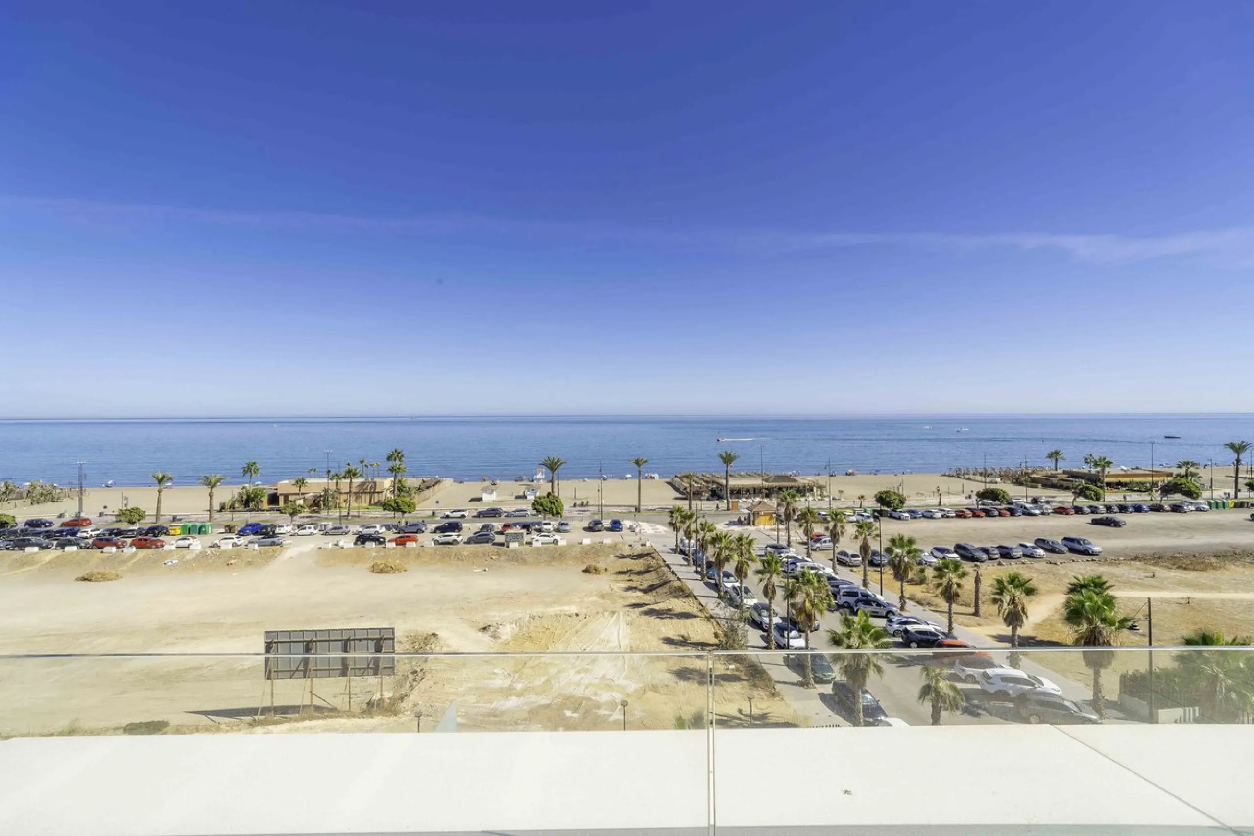 Discover this stunning luxury penthouse, located in an exclusive gated community, offering panoramic sea and mountain views. This property is the perfect retreat for those seeking comfort and elegance in a privileged setting.