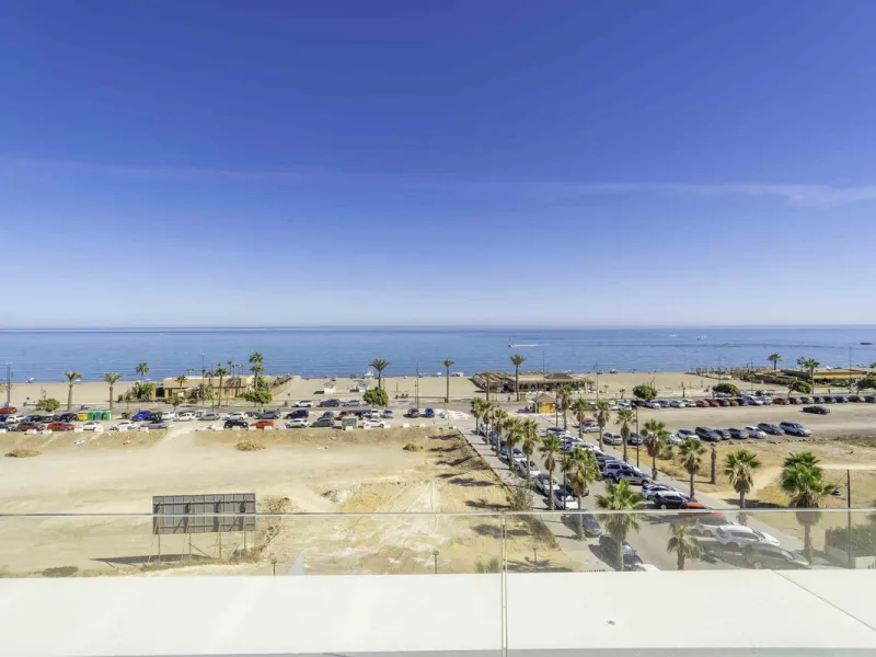 Discover this stunning luxury penthouse, located in an exclusive gated community, offering panoramic sea and mountain views. This property is the perfect retreat for those seeking comfort and elegance in a privileged setting.