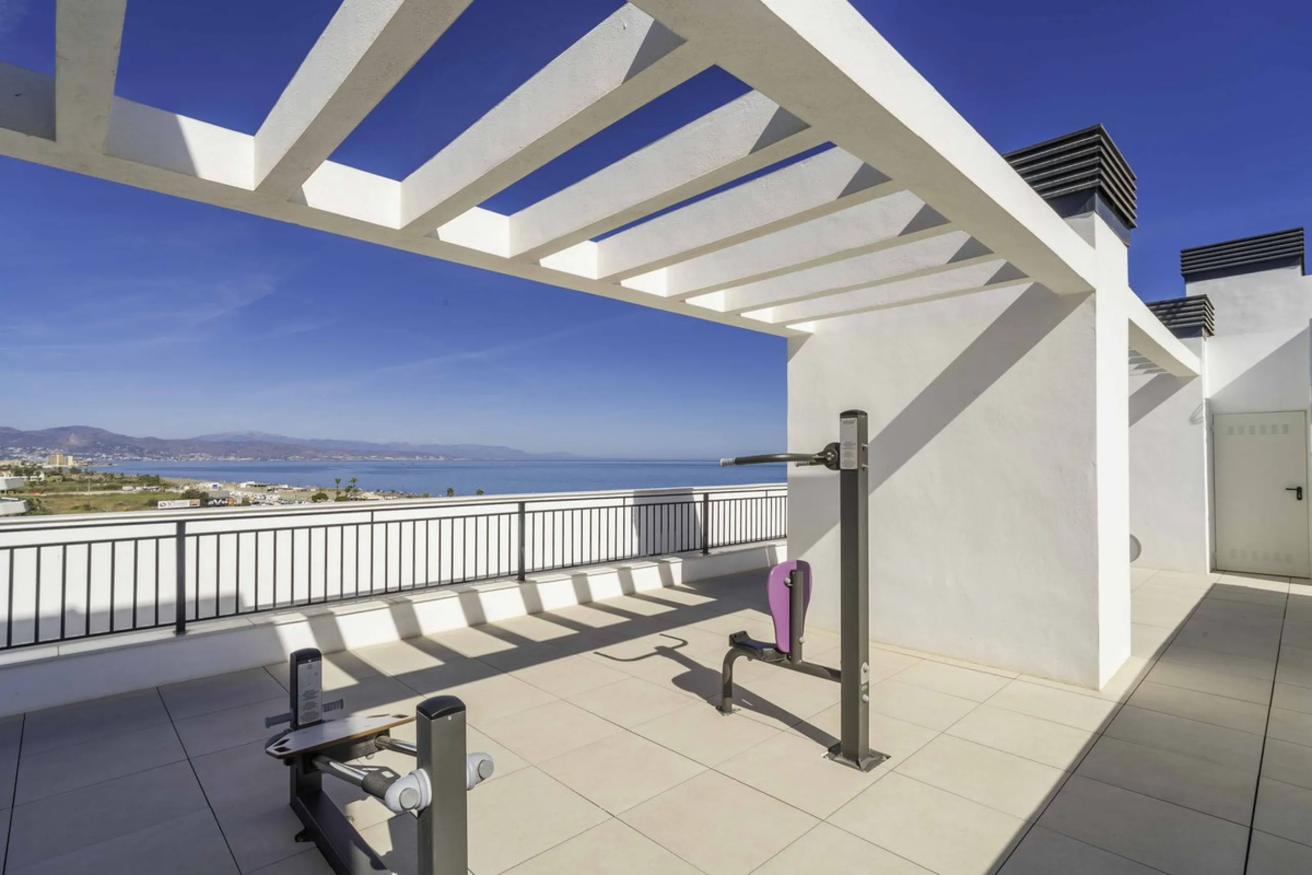 Discover this stunning luxury penthouse, located in an exclusive gated community, offering panoramic sea and mountain views. This property is the perfect retreat for those seeking comfort and elegance in a privileged setting.