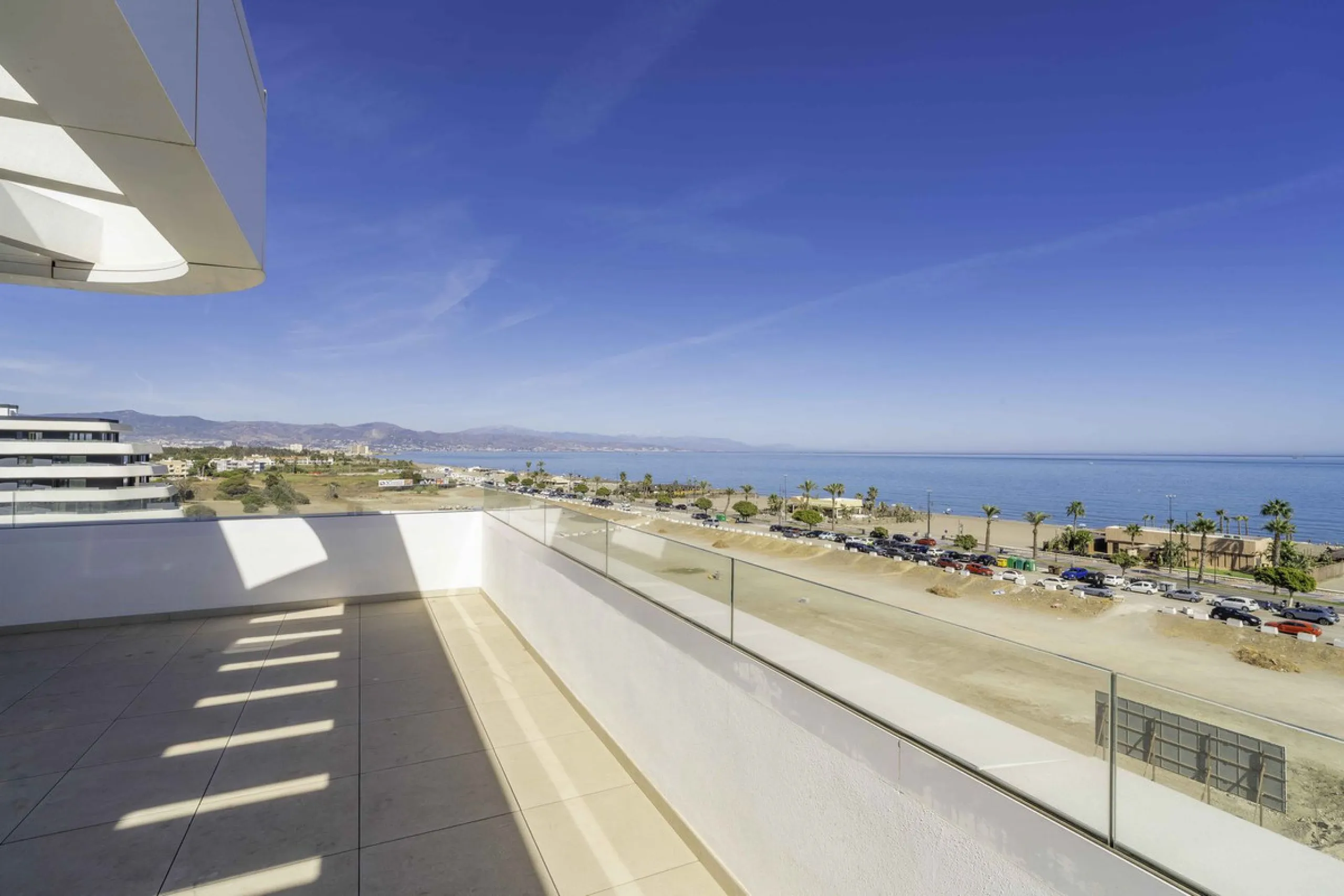 Discover this stunning luxury penthouse, located in an exclusive gated community, offering panoramic sea and mountain views. This property is the perfect retreat for those seeking comfort and elegance in a privileged setting.