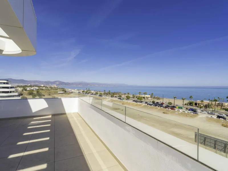 Discover this stunning luxury penthouse, located in an exclusive gated community, offering panoramic sea and mountain views. This property is the perfect retreat for those seeking comfort and elegance in a privileged setting.