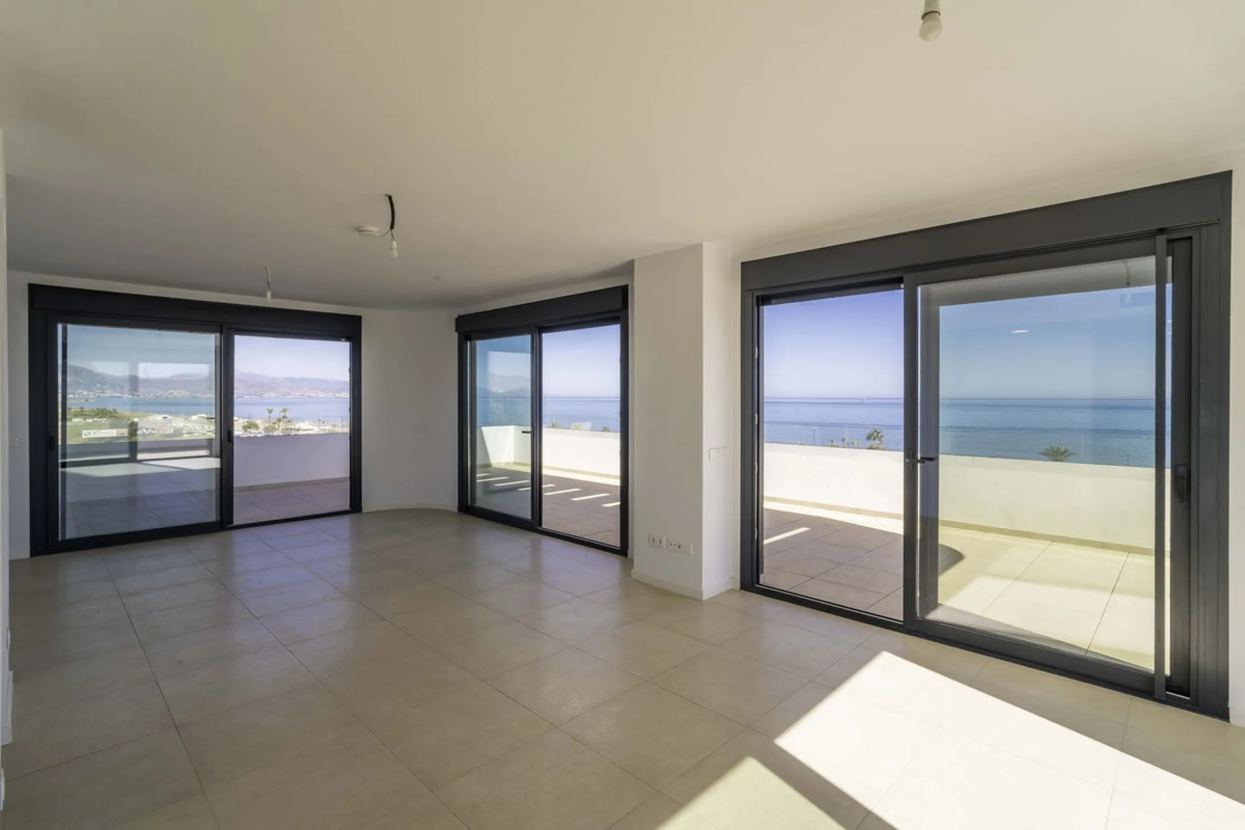 Discover this stunning luxury penthouse, located in an exclusive gated community, offering panoramic sea and mountain views. This property is the perfect retreat for those seeking comfort and elegance in a privileged setting.