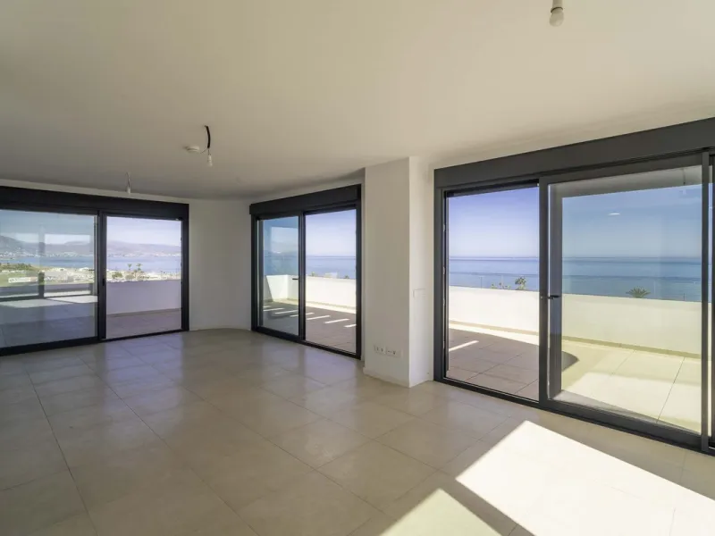 Discover this stunning luxury penthouse, located in an exclusive gated community, offering panoramic sea and mountain views. This property is the perfect retreat for those seeking comfort and elegance in a privileged setting.