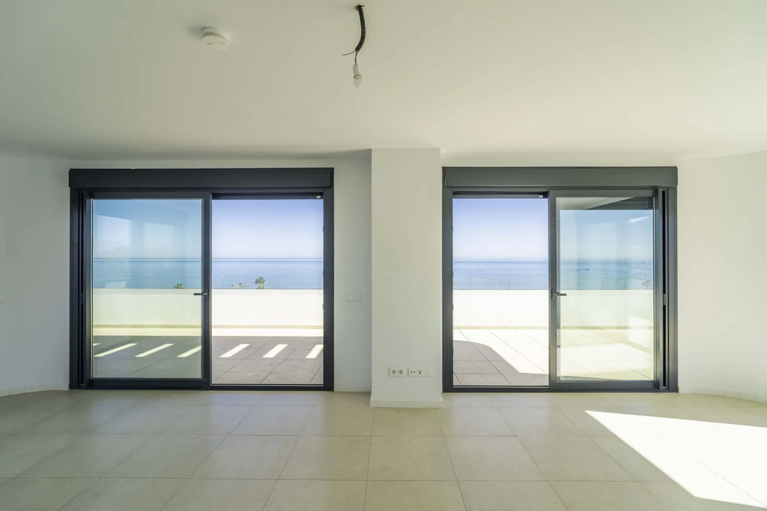 Discover this stunning luxury penthouse, located in an exclusive gated community, offering panoramic sea and mountain views. This property is the perfect retreat for those seeking comfort and elegance in a privileged setting.